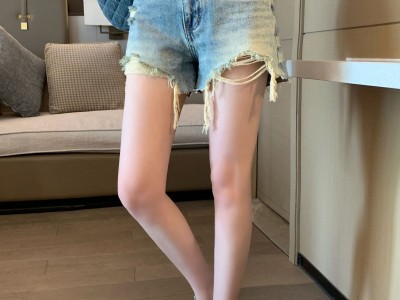 ader2024夏季设计感破洞牛仔短裤女