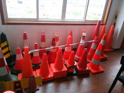 厂家热销 防撞立柱 固定警示柱 pu反