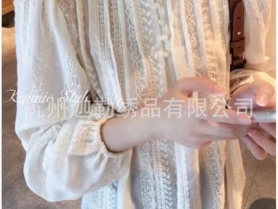 大机绣花 涤底布米色衬衣连衣裙服装